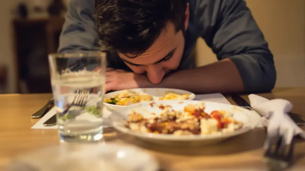 Het drinken van water direct na een stevige maaltijd kan de spijsvertering meer verstoren dan je denkt
