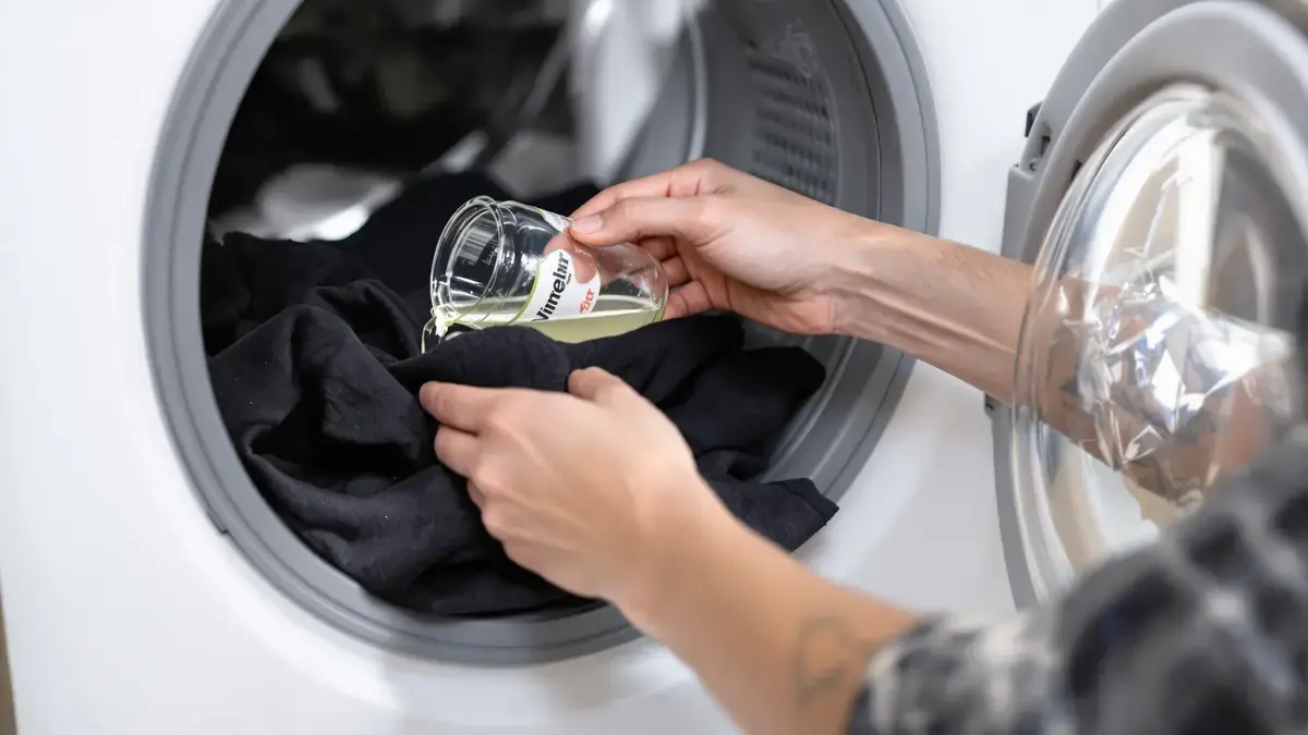 Een alledaags ingrediënt uit de keuken beschermt donkere kleding veel beter dan de meeste winkelproducten